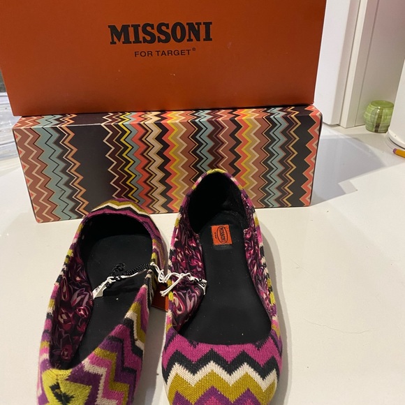 New with tag and box. Released in 2011! - Picture 6 of 6